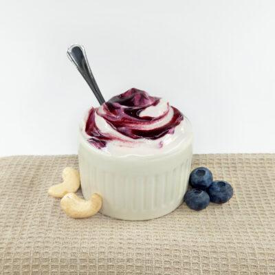 Joyurt- iaurt vegetal din caju, cu afine. Rawckers